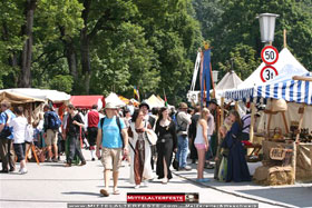 Zu den Fotos vom Burgrfest Burg Kaprun 2008 - www.Mittelalterfeste.com - Meldereiter und Waschweib